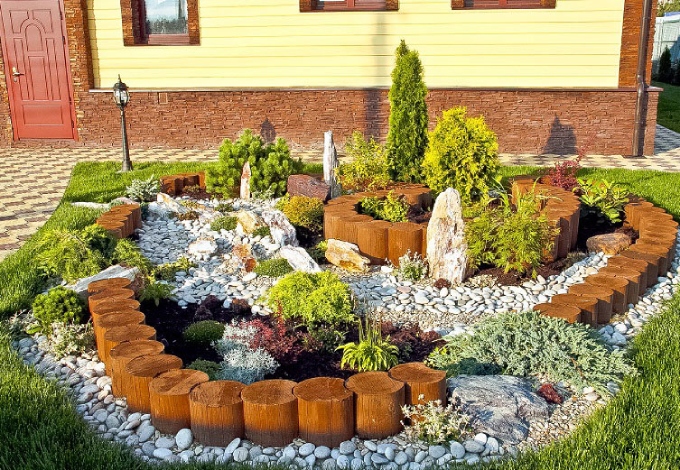 Thiết kế sân vườn với hàng đá sỏi làm tường rào 1