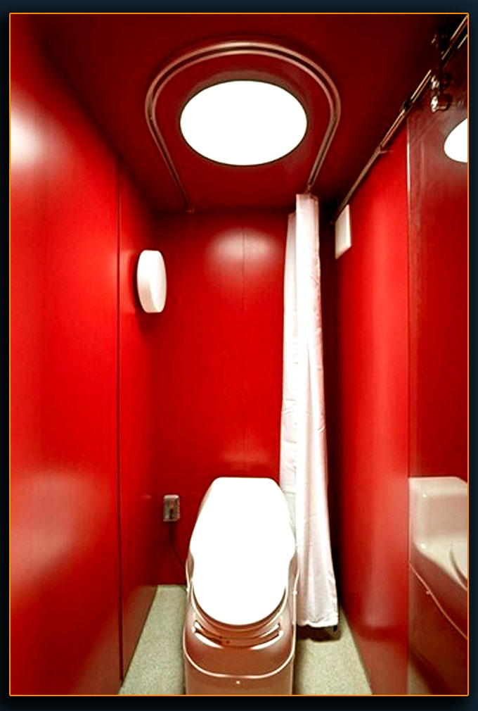 WC thiết kế với tone màu đỏ rực rỡ