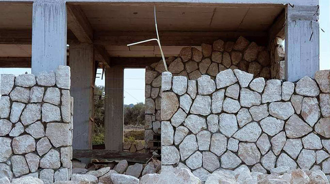 Xây tường nhà bằng đá hộc