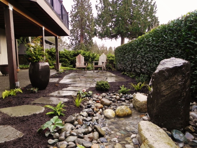 Thiết kế sân vườn với đá sỏi theo hàng lối đi 1