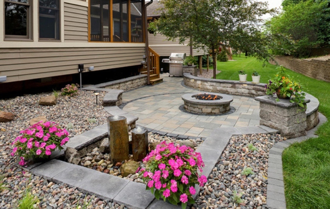 Thiết kế sân vườn với đá sỏi cùng tấm granite 1