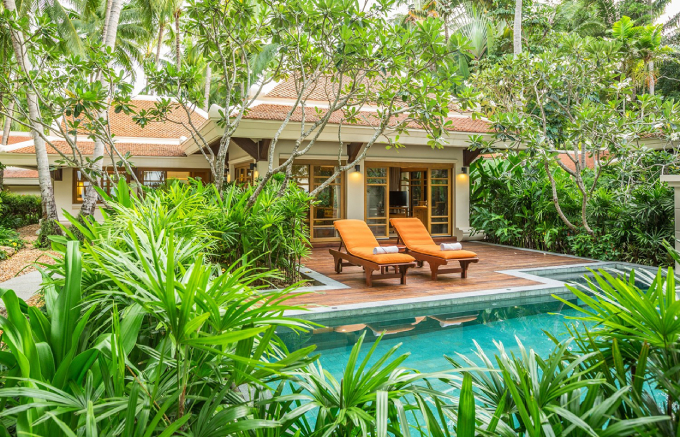 Không gian căn homestay sắc xanh dịu mát của bể bơi cùng cây cối