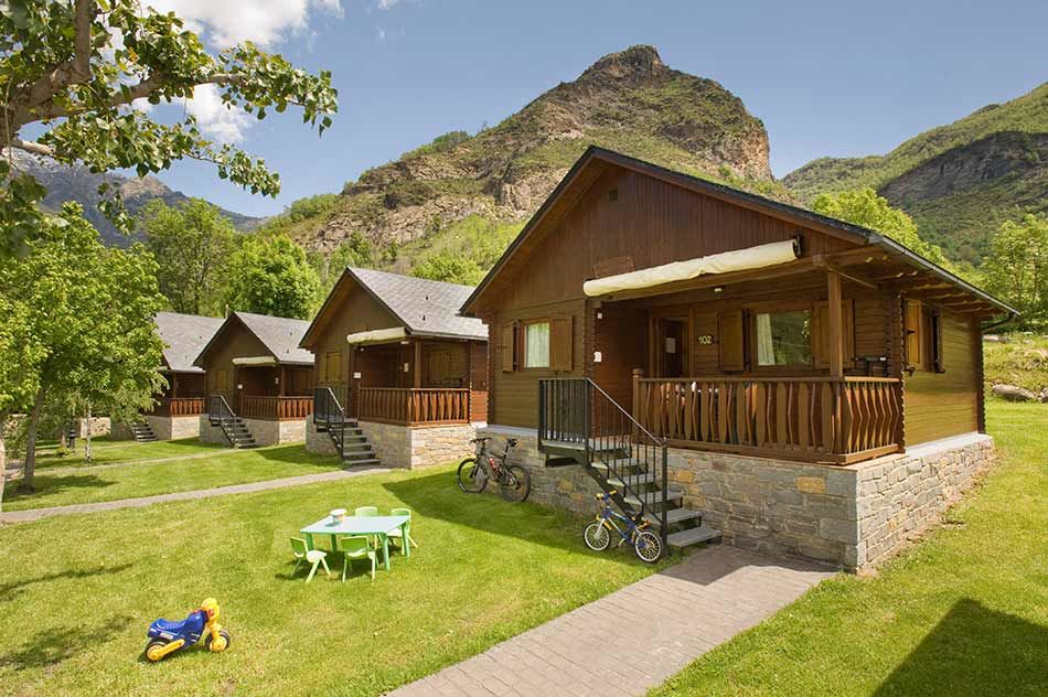 Kiểu nhà bungalow làm từ gỗ và đá
