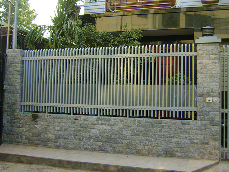 Mẫu hàng rào đẹp bằng sắt sơn tĩnh điện màu trắng kết hợp chân tường bằng đá