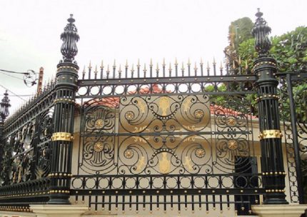 Mẫu hàng rào bằng sắt hoa nghệ thuật cho biệt thự cổ điển