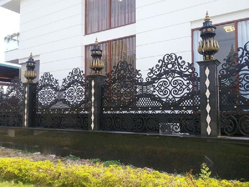 Mẫu hàng rào đẹp bằng sắt hoa nghệ thuật sơn tĩnh điện màu đen sang trọng