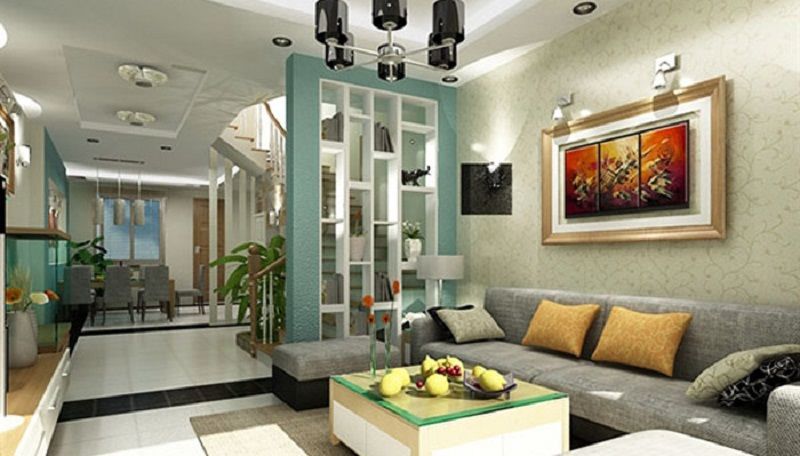 3. Trang trí phòng khách đẹp nhờ sự kết hợp hài hòa giữa những gam màu. Điểm nhấn ở đây là bức tranh treo tường kích thước lớn ở sau ghế sofa