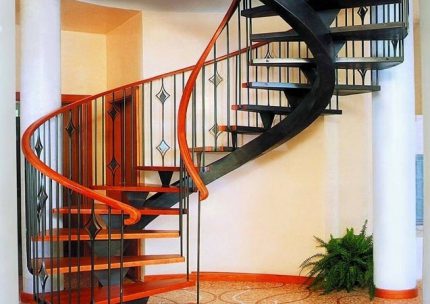 Cầu thang xoắn ốc tạo cảm giác thông thoáng hơn cho ngôi nhà