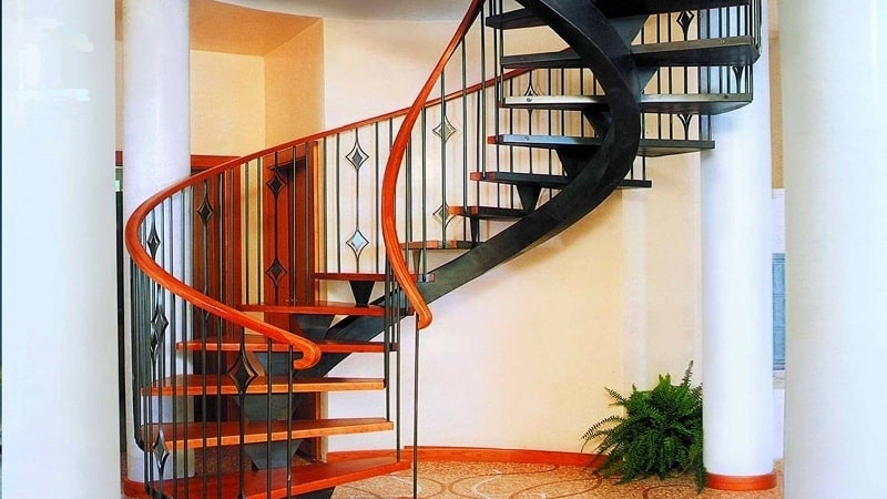 Cầu thang xoắn ốc tạo cảm giác thông thoáng hơn cho ngôi nhà