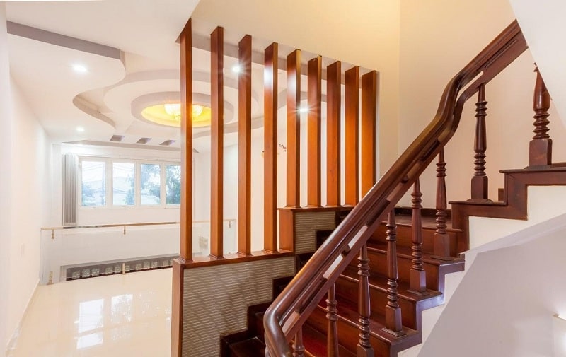 Mẫu lan can cầu thang bằng gỗ khiến không gian của bạn mang phong cách mộc mạc và sang trọng hơn