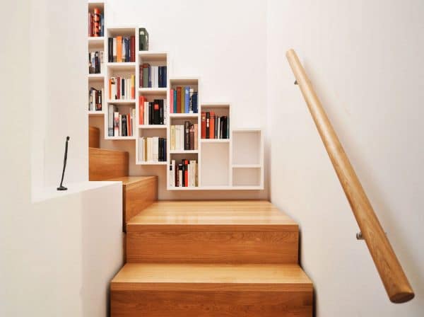 Tận dụng cầu thang để làm giá sách giúp không gian trở nên độc đáo hơn